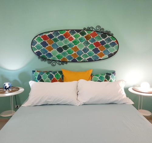 Schlafzimmer mit einem Bett und einem Spiegel an der Wand in der Unterkunft la casetta nel borgo Palermo in Palermo