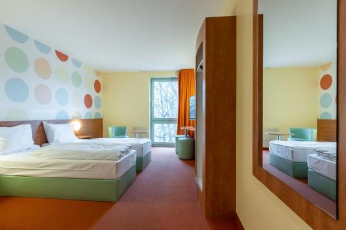 En eller flere senger på et rom på Hotel Holledau