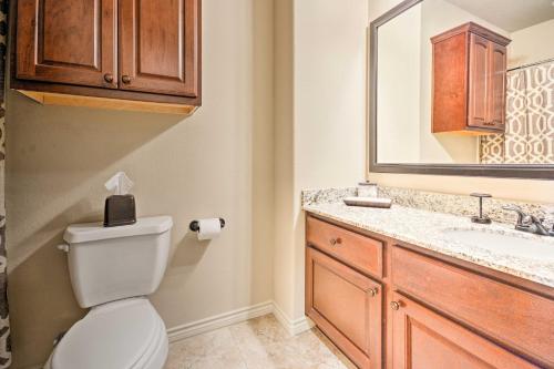 Ένα μπάνιο στο College Station Townhouse with Private Patio