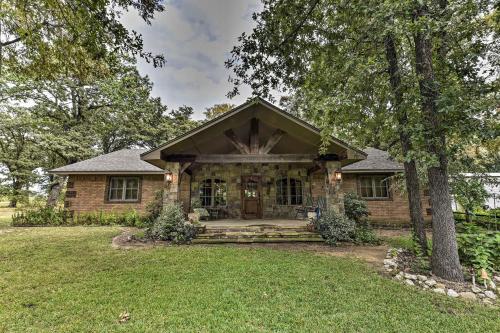 Κήπος έξω από το Kingston House with Fire Pit, Short Walk to Lake!