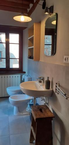łazienka z 2 umywalkami i lustrem w obiekcie Casa Nostra Camaiore w mieście Camaiore