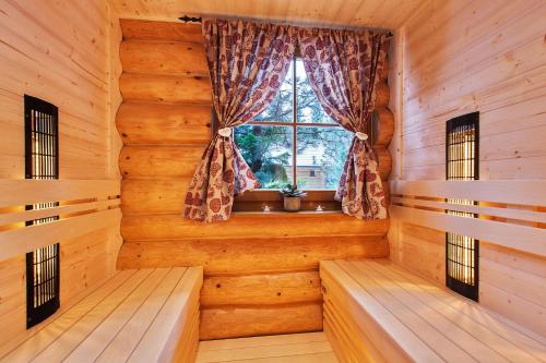 a room with a window in a log cabin at Zruby Bystrá, Chopok Juh in Bystrá
