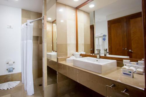Bilik mandi di Holiday Inn Express Nuevo Laredo by IHG