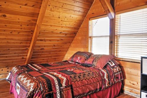 Posteľ alebo postele v izbe v ubytovaní Remote Antimony Log Cabin with Green Meadow Views!