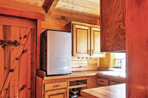 Kuchyňa alebo kuchynka v ubytovaní Remote Antimony Log Cabin with Green Meadow Views!