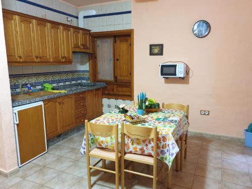a kitchen with a table with chairs and a sink at Apartment Izcague Castilla in Lomito Fragoso y Honduras