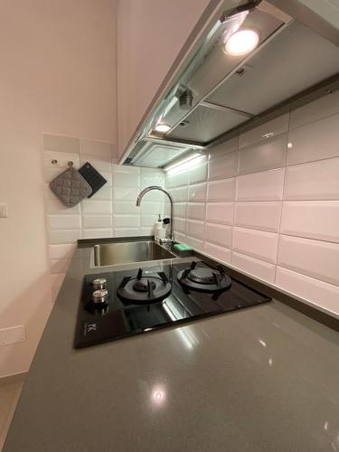 Una cocina o zona de cocina en GUEST HOUSE KINGA