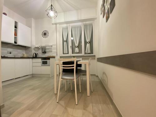 Una cocina o zona de cocina en GUEST HOUSE KINGA