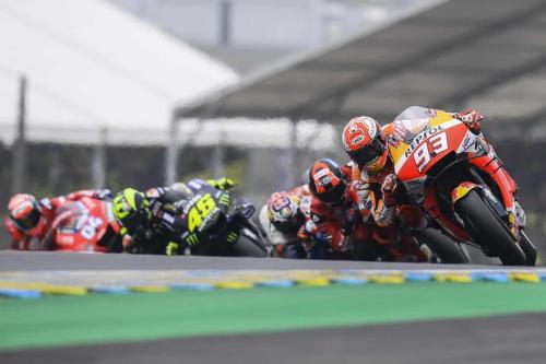 a group of motorcycles racing on a race track at Accueil chaleureux in Crannes-en-Champagne
