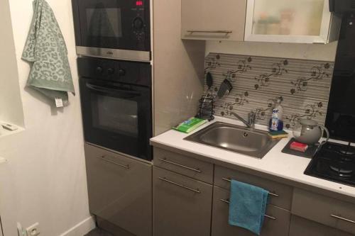 Een keuken of kitchenette bij F3 agréable et calme