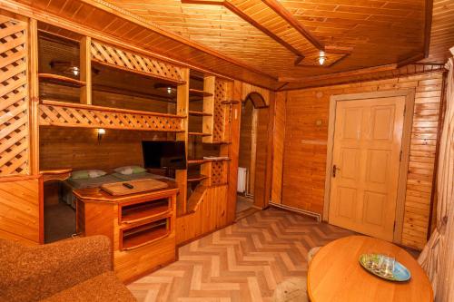 a room with a desk and a television in a cabin at Smerekova Hata in Yablunytsya
