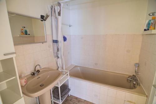 Ванная комната в DESIGN APARTMENT Near GENEVA
