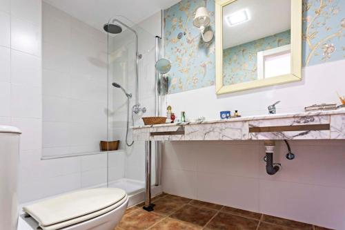 Un baño con inodoro, lavabo y ducha. en Cielo Sur Vera Playa, en Vera