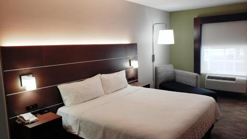 Tempat tidur dalam kamar di Holiday Inn Express Hotel and Suites Weslaco, an IHG Hotel
