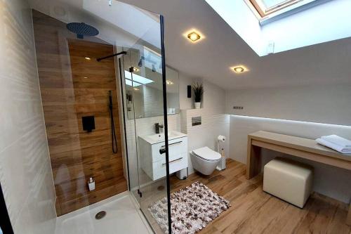 łazienka z prysznicem, toaletą i umywalką w obiekcie Duplex apartment Morsztynowska w Krakowie