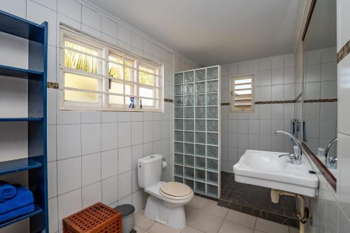 The Dive Hut - Boutique Apartments tesisinde bir banyo