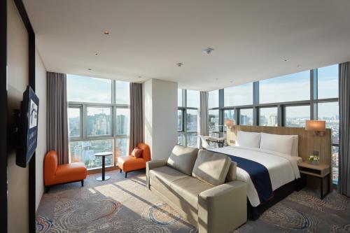 A seating area at Holiday Inn Express Seoul Hongdae, an IHG Hotel