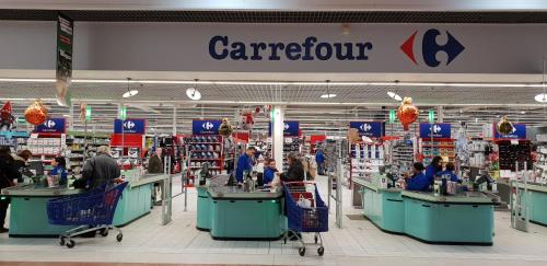 un supermarché avec des gens assis aux comptoirs d'un magasin dans l'établissement Nice Private Room Paris City20mn&cdg10mn chambre prive, à Sevran