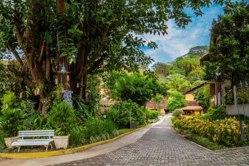 O grădină în afara Hotel Fazenda Vilarejo All Inclusive