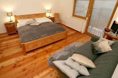 a bedroom with a bed and a couch at Apartment Fernblick in Glein