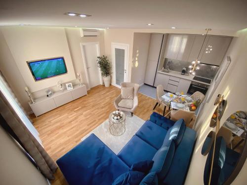 una vista aérea de una sala de estar con un sofá azul en Tiffany Lux Apartment, en Trebinje