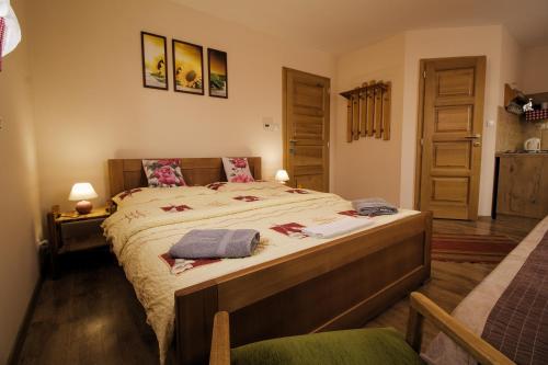 um quarto com uma cama grande num quarto em Ubytovanie Emka em Hrabušice