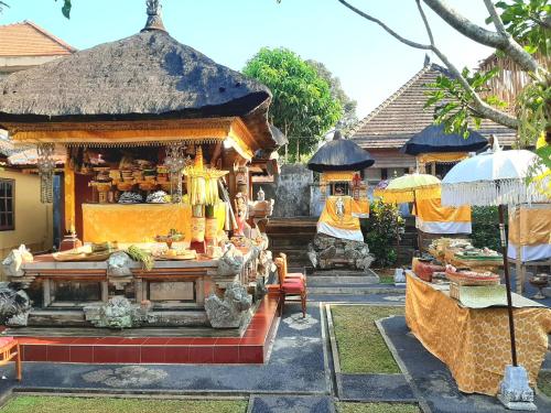 un tempio con un bancone e del cibo davanti di Odah Ayu Guest House ad Ubud