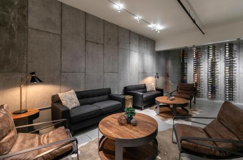 a living room with couches and chairs and tables at Wine Stone Inn in Santa Maria
