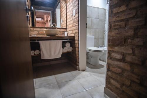 een badkamer met een wastafel en een toilet bij Magia in Sierra de la Ventana