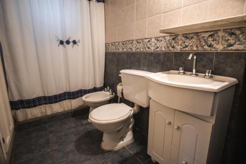 Un baño con inodoro, lavabo y ducha. en Los Catires, en Sierra de la Ventana