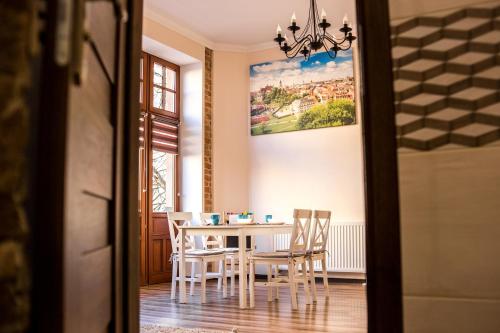 comedor con mesa y sillas en Voal Apartamenty, en Lublin