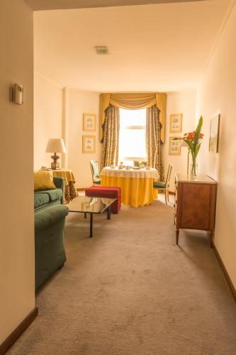 a living room with a couch and a window at Hotel Libertador in Tandil