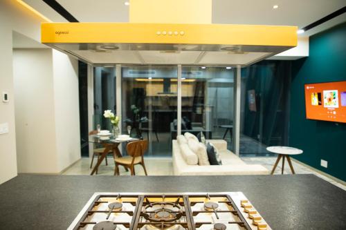 a kitchen with a stove and a living room at Santa Fe Paradox Premier apt 2 bedrooms 4 guests 3403 in Mexico City