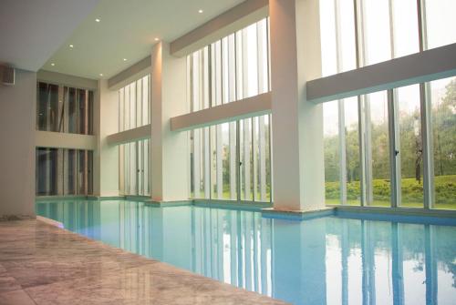 a swimming pool in a building with large windows at Santa Fe Paradox Premier apt 2 bedrooms 4 guests 3403 in Mexico City