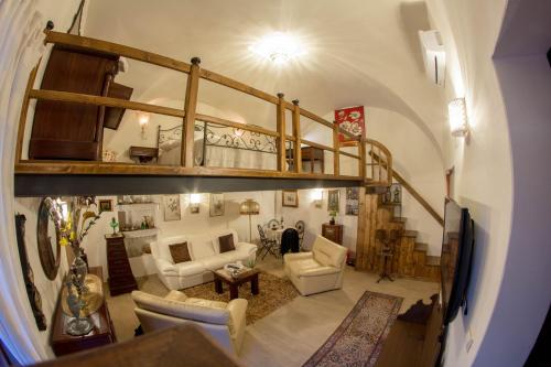 Elle offre une vue sur un salon avec un escalier en colimaçon. dans l'établissement Casa Garibaldi, à Ceglie Messapica