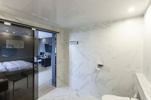 Un baño de Browndot Hotel Sasang Renecite