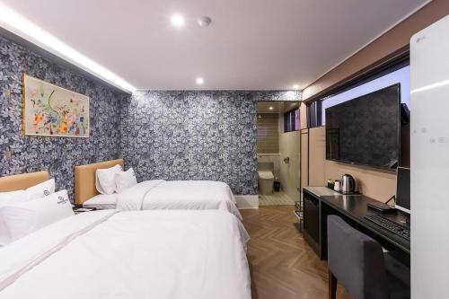 Una cama o camas en una habitación de Browndot Hotel Sasang Renecite