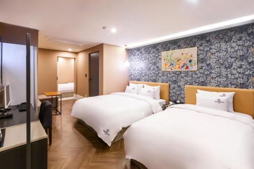 Una cama o camas en una habitación de Browndot Hotel Sasang Renecite
