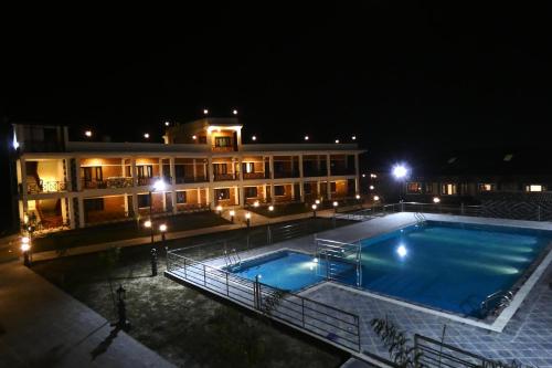 Bazén v ubytování Babai Resort Pvt Ltd nebo v jeho okolí