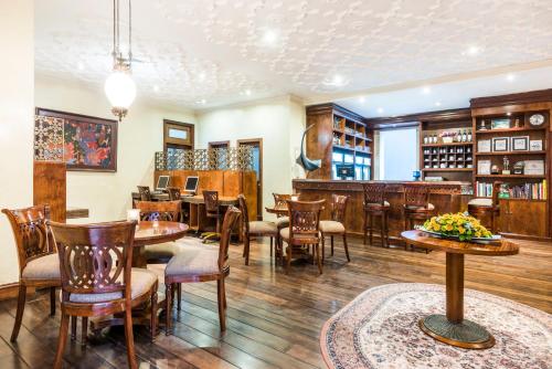 a dining room with tables and chairs and a bar at Holiday Inn Express Quito by IHG in Quito