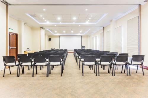 a room with a bunch of chairs and a screen at Holiday Inn Express Quito by IHG in Quito