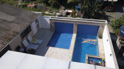an overhead view of a swimming pool with a pool toy at Da Silva Chalé in São Lídio