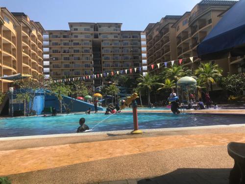 una gran piscina con gente jugando en ella en Gold coast Morib apartment en Banting