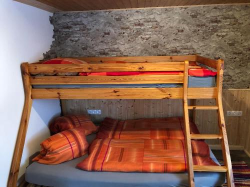 מיטה או מיטות קומותיים בחדר ב-Einser-Hütte Selbstversorgerhaus für 7 Personen