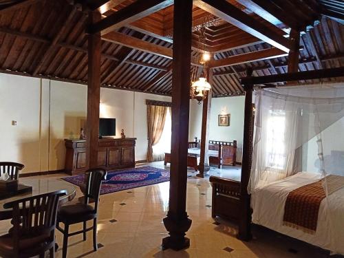 Кровать или кровати в номере Jogloplawang Villa&Resort