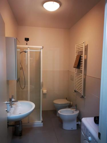 a bathroom with two sinks and a shower and a toilet at Villa Zen 2 in Padova