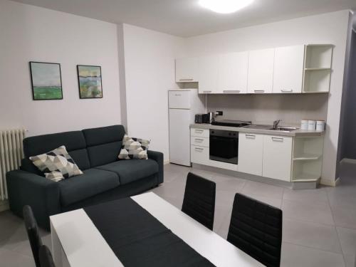 a living room with a couch and a kitchen at Villa Zen 2 in Padova