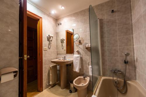 A bathroom at Hotel de Montaña Rubielos