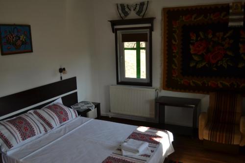 a bedroom with a bed and a window at Casa Lia in Valea Putnei