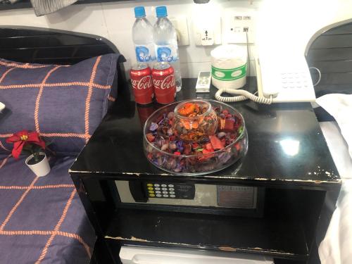 un plato de comida en un mostrador con botellas de refresco en Australia Lounge, en Hong Kong